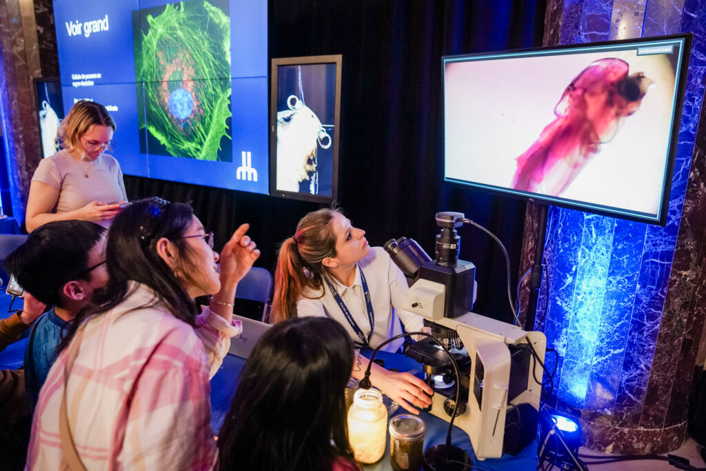 La microbiologiste et influenceuse Chloé Savard était aussi sur place pour accompagner les petits et grands dans leurs explorations microscopiques.