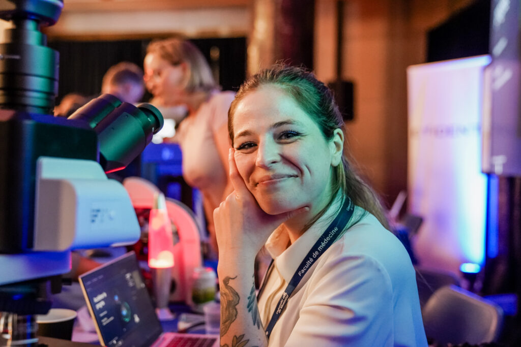 La microbiologiste et influenceuse Chloé Savard était aussi sur place pour accompagner les petits et grands dans leurs explorations microscopiques.